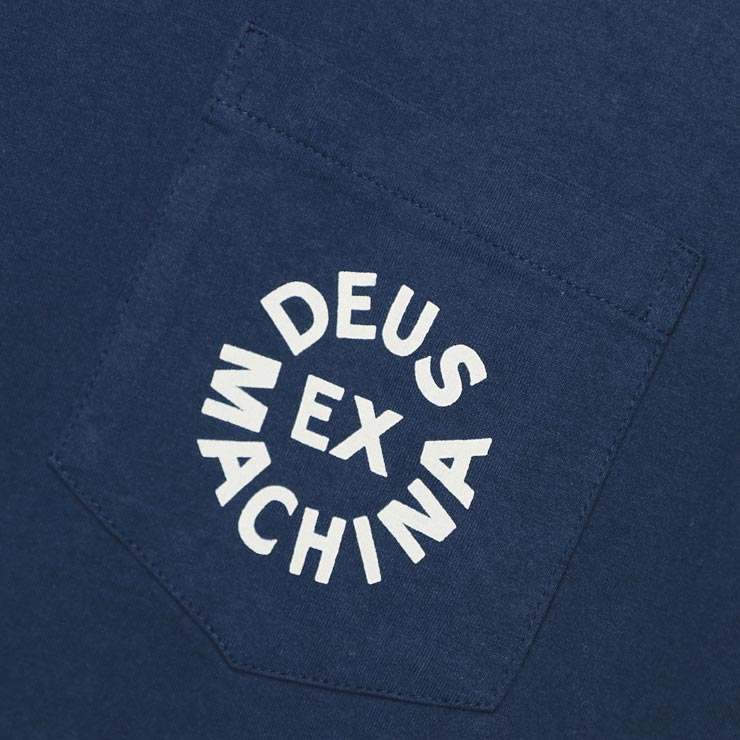 �����꾦�ʡ�Deus Ex Machina �ǥ��� ������ �ޥ��� DEUS LOGO S/S TEE �ݥ��å��դ�ȾµT����� T-DMA51995