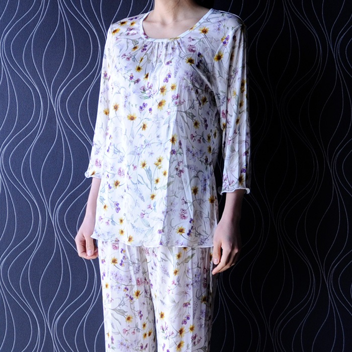 【洗濯機OK】極上シルク100%  くつろぎルームウェア シルク 水玉 花柄 リピーター続出 大人気 高評価 紫外線カット UVカット レディース  お得 セール 上下セット 絹 寝巻き 部屋着 ルームウェア ナイトウェア 快眠 吸湿 保湿 蒸れにくい ボタニカル柄 快適 吸汗 ノンアイロン ギフト 美肌 防臭 プレゼント ギフト 京都 春夏 涼しい