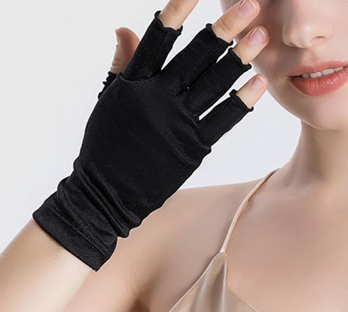 指開き手袋 シルク 100% 半指 手袋 スポーツ 紫外線カット UVカット 登山 黒 セレクト商品 セール ブラック ベージュ フリーサイズ シルク小物 ファッション小物 保湿 吸汗 ハンドケア 美容 スキンケア  美肌 防臭 プレゼント ノンアイロン ギフト 京都 春夏 涼しい