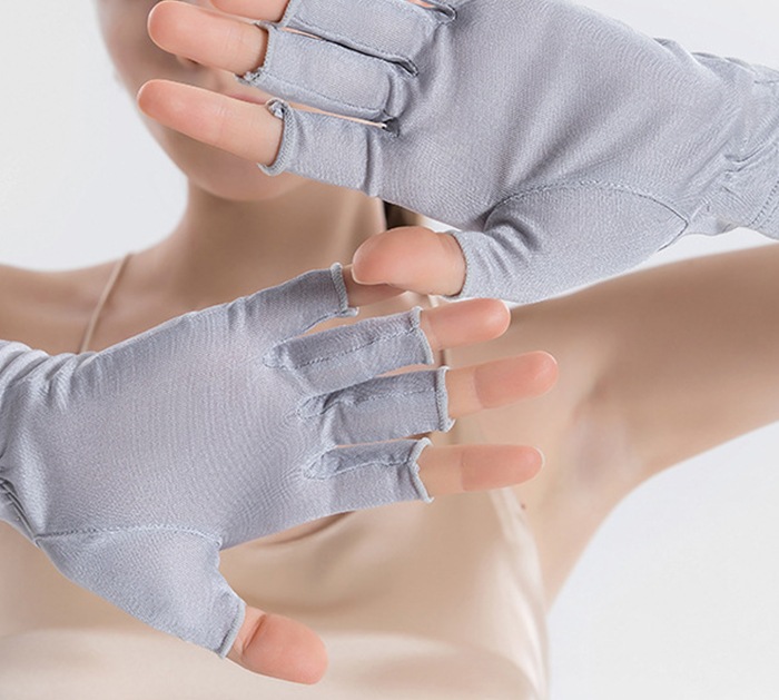 指開き手袋 シルク 100% 半指 手袋 スポーツ 紫外線カット UVカット 登山 黒 セレクト商品 セール ブラック ベージュ フリーサイズ シルク小物 ファッション小物 保湿 吸汗 ハンドケア 美容 スキンケア  美肌 防臭 プレゼント ノンアイロン ギフト 京都 春夏 涼しい