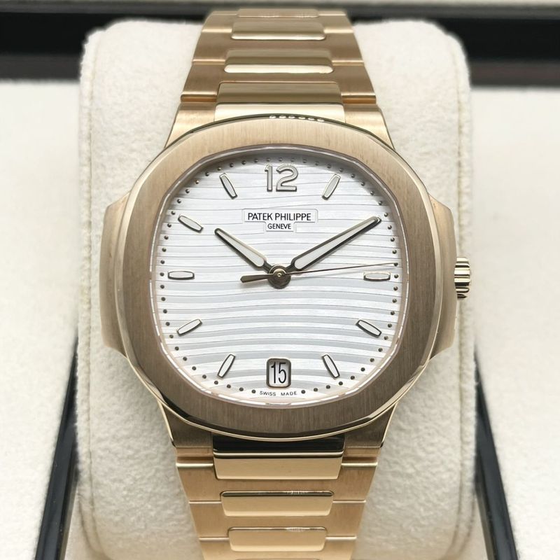 パテックフィリップ ノーチラス 7118/1R-001 シルバーオパーリン 35.2mm