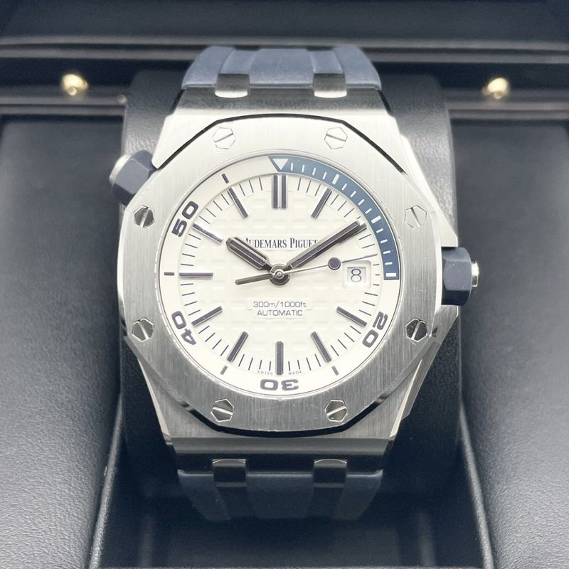 オーデマピゲ ロイヤルオークオフショア 15710ST.OO.A010CA.01 ホワイト 42mm