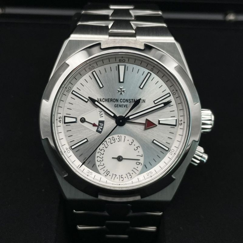 ヴァシュロンコンスタンタン オーヴァーシーズ デュアルタイム 7900V/110A-B333 シルバー 41mm