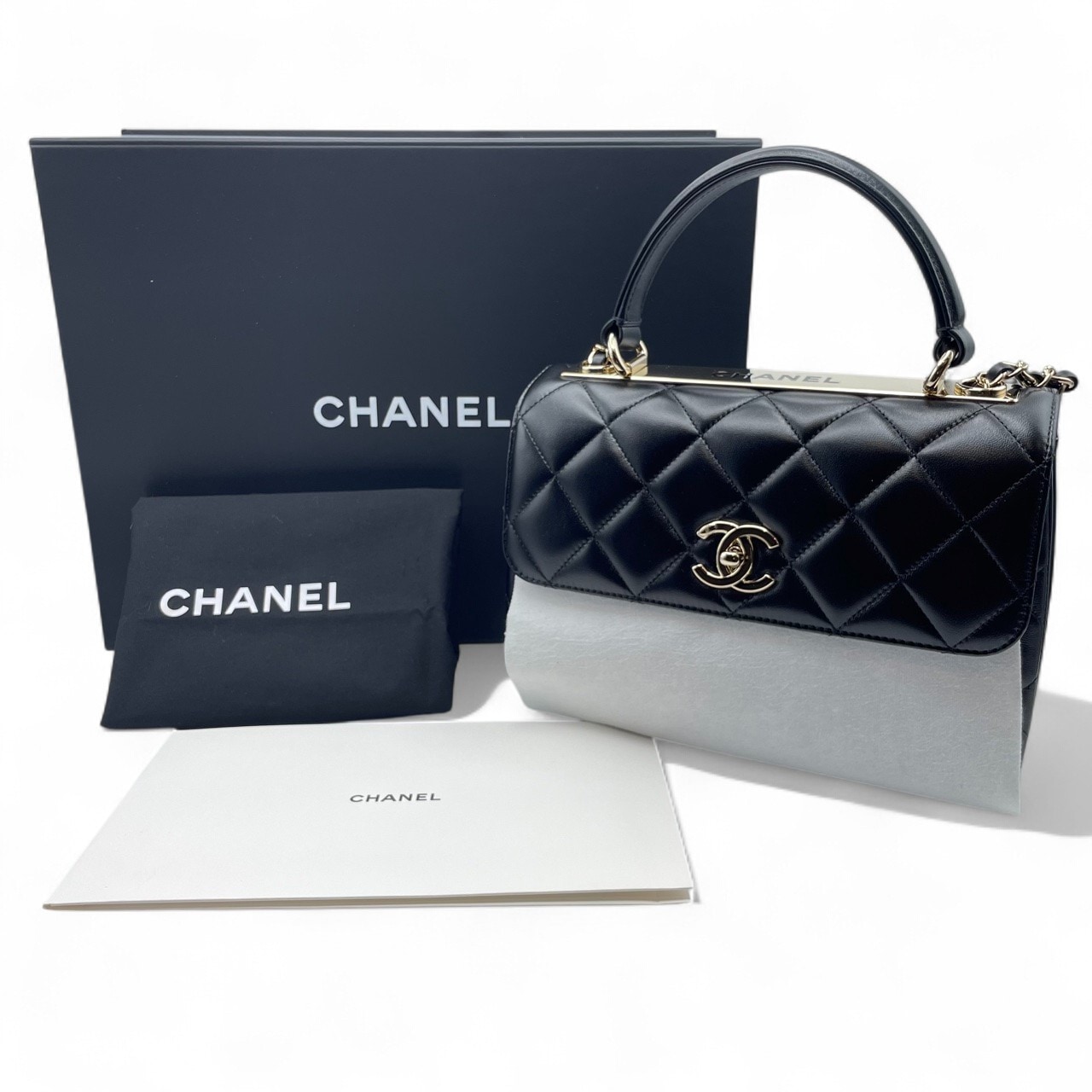 ！美品！　CHANEL シャネル　ラムスキン　ブラック　がま口　9A ミニ バッグ チャーム - ラムスキン、ブラック — ファッション