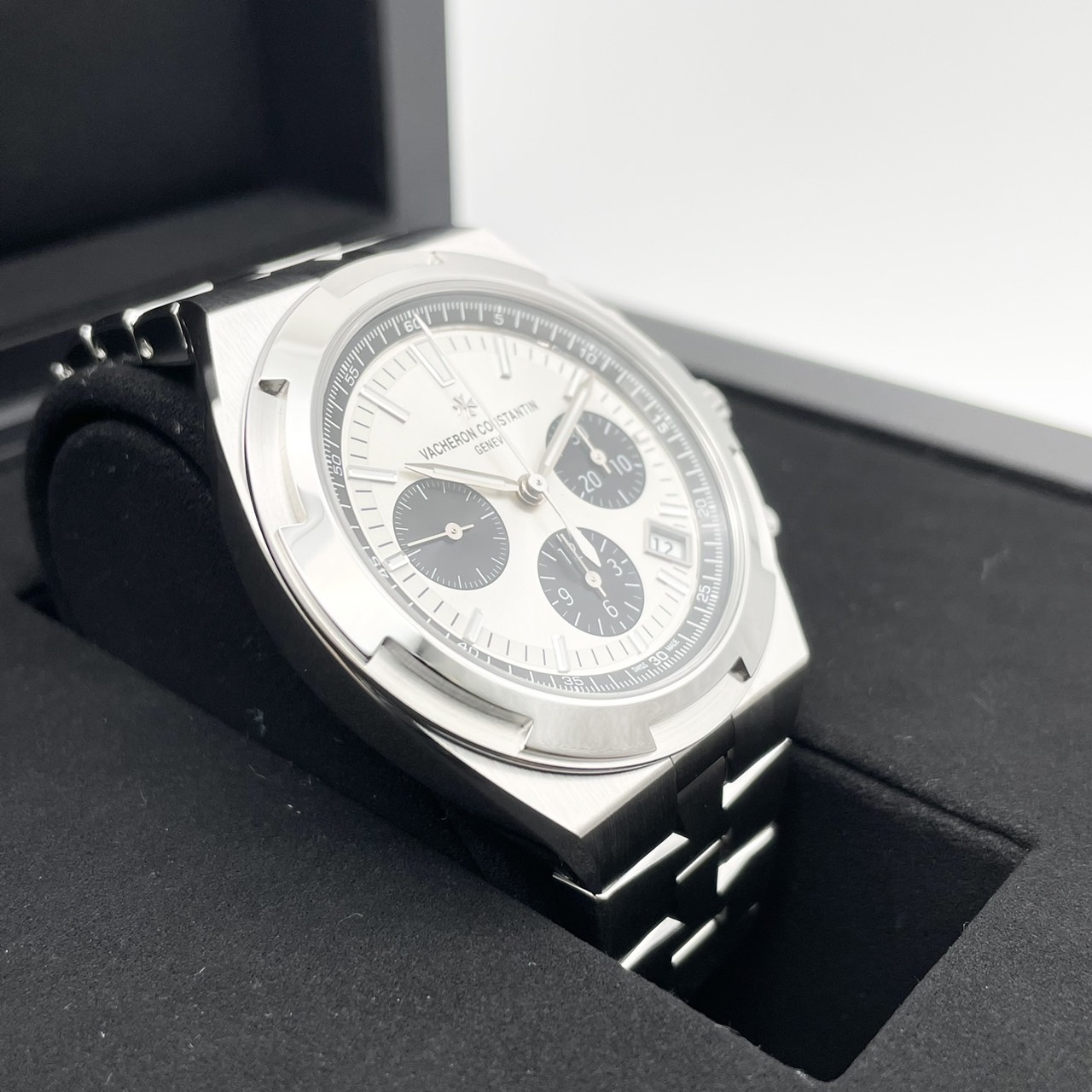 ヴァシュロンコンスタンタン オーヴァーシーズ・クロノグラフ 5520V/210A-B686 シルバートーンラッカー 42.5mm