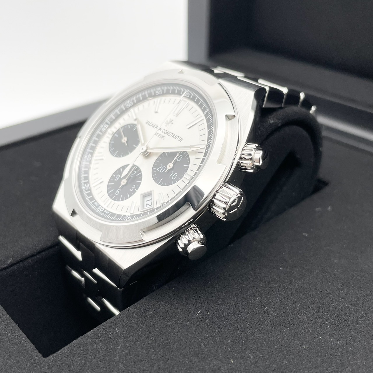 ヴァシュロンコンスタンタン オーヴァーシーズ・クロノグラフ 5520V/210A-B686 シルバートーンラッカー 42.5mm