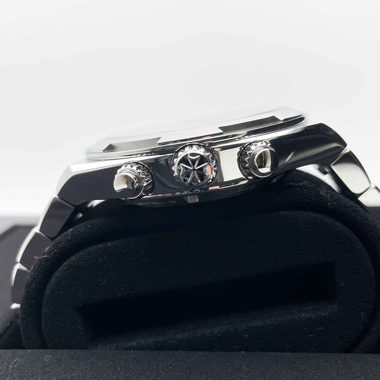 ヴァシュロンコンスタンタン オーヴァーシーズ・クロノグラフ 5520V/210A-B686 シルバートーンラッカー 42.5mm