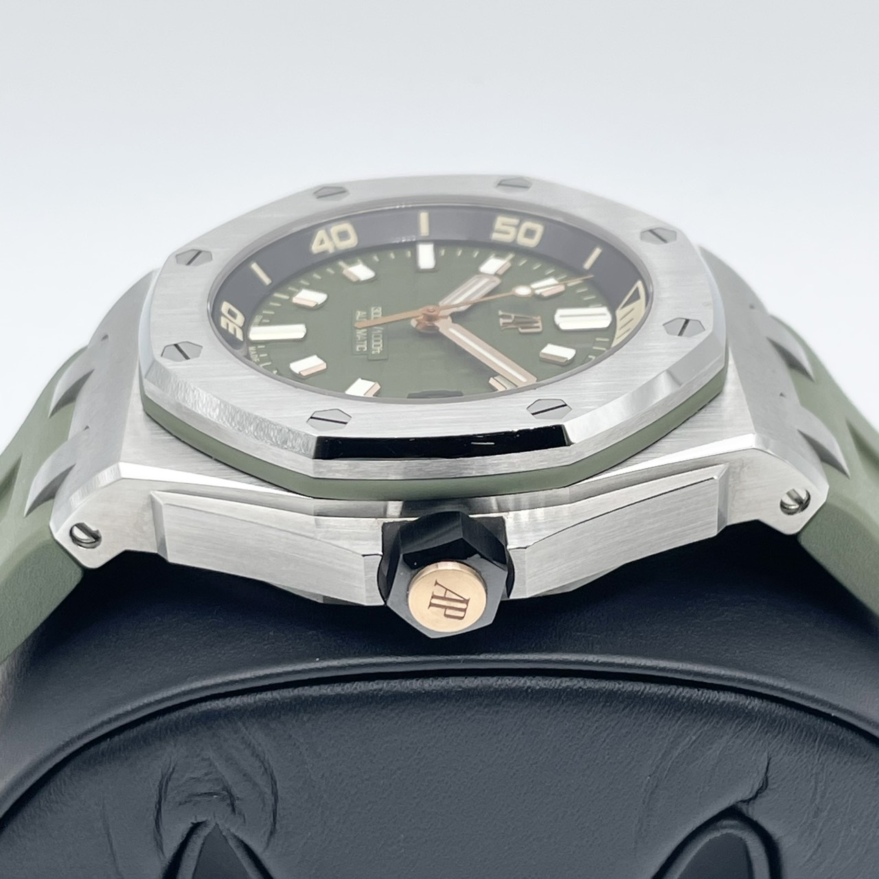 【定価4,620,000円！】 オーデマピゲ ロイヤルオークオフショア 15720ST.OO.A052CA.01 カーキグリーン 42mm