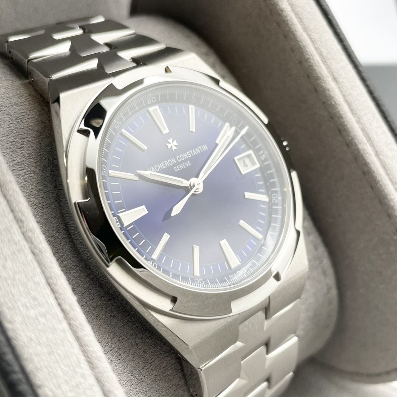 ヴァシュロンコンスタンタン オーヴァーシーズ 4520V/210A-B128 ブルー 41mm