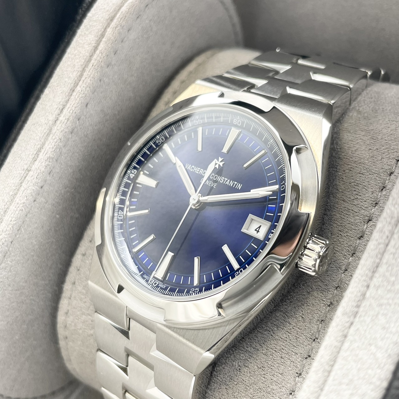 ヴァシュロンコンスタンタン オーヴァーシーズ 4520V/210A-B128 ブルー 41mm