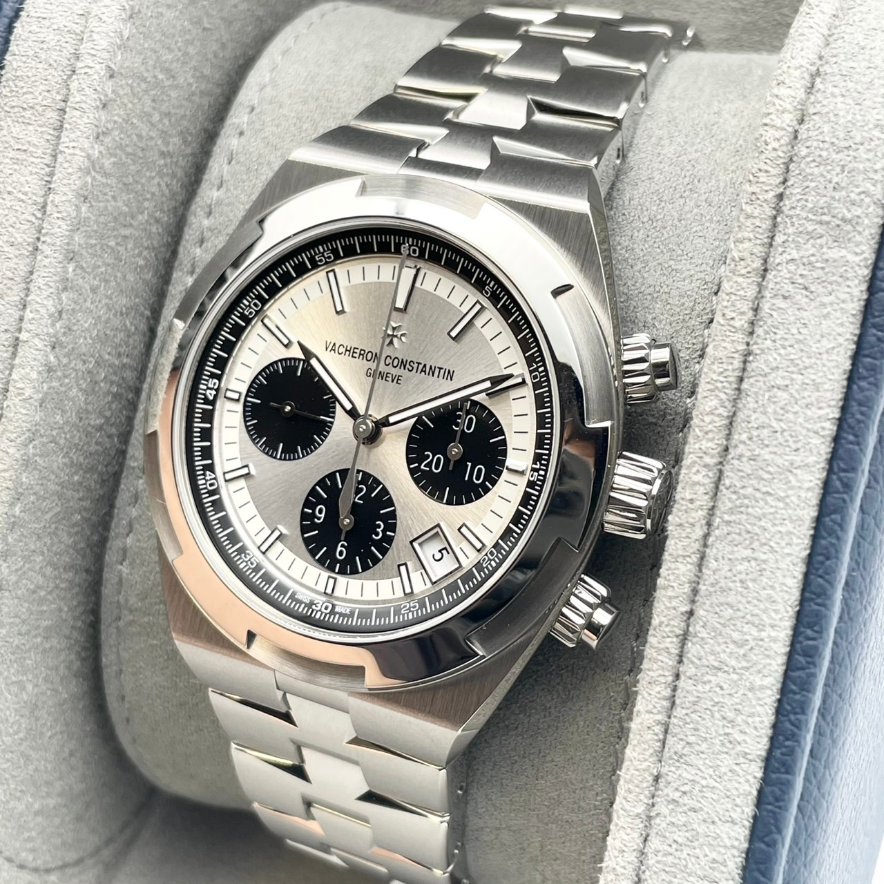 ヴァシュロンコンスタンタン オーヴァーシーズ・クロノグラフ 5520V/210A-B686 シルバートーンラッカー 42.5mm