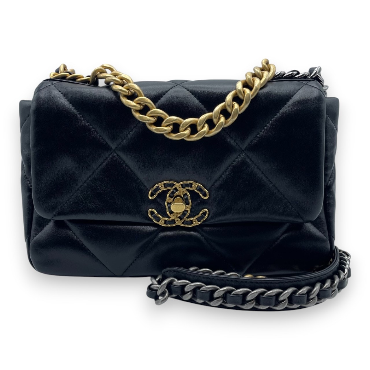 シャネル 19 W26 ブラック シャイニーラムスキン