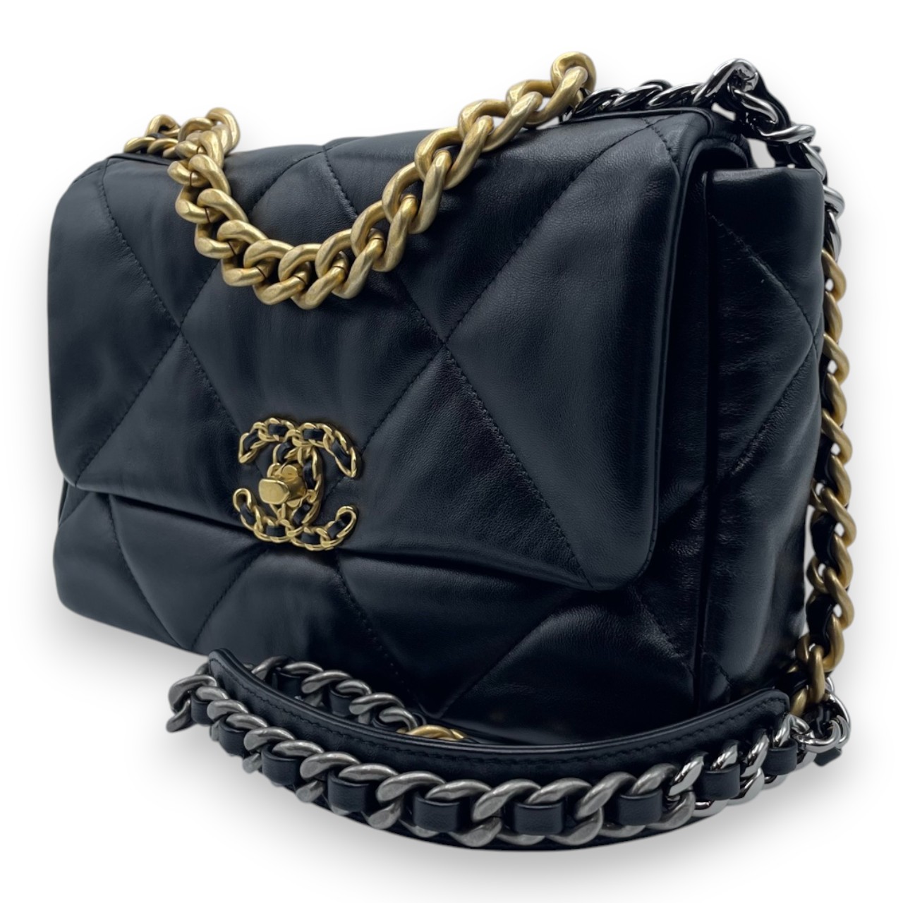 シャネル 19 W26 ブラック シャイニーラムスキン