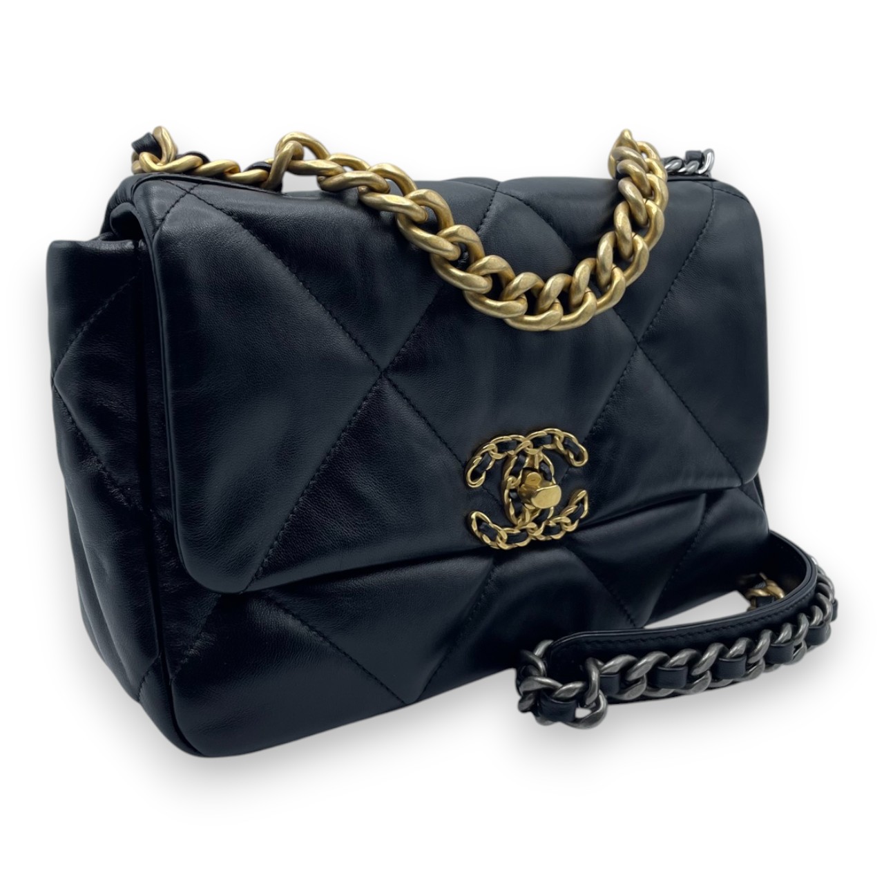 シャネル 19 W26 ブラック シャイニーラムスキン - ブランド品専門店