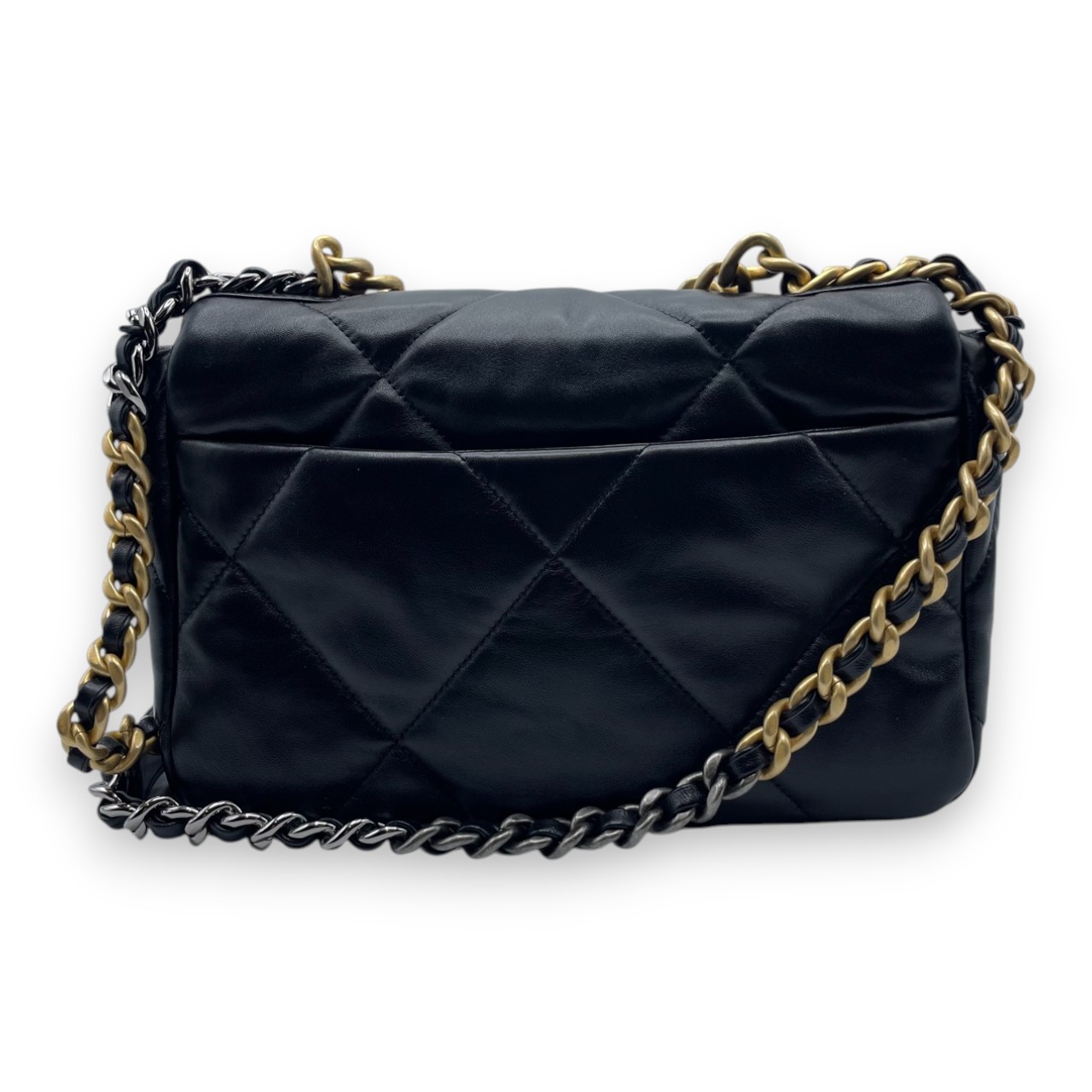 シャネル 19 W26 ブラック シャイニーラムスキン