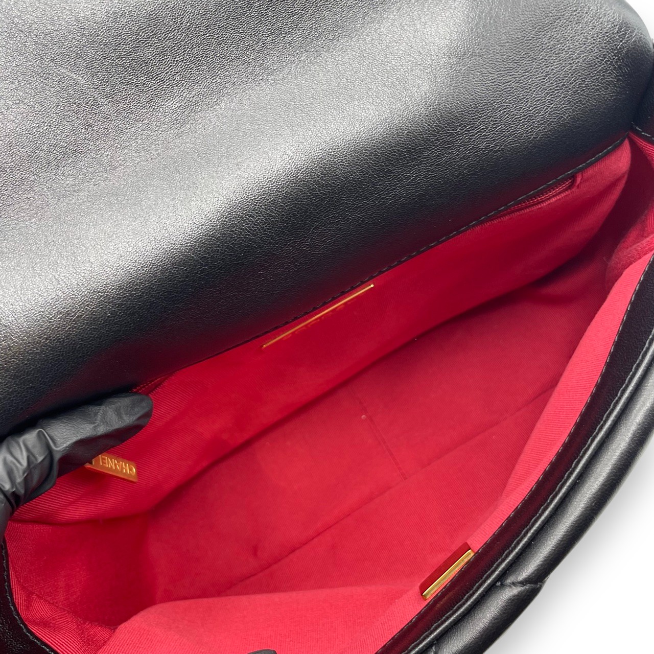 シャネル 19 W26 ブラック シャイニーラムスキン