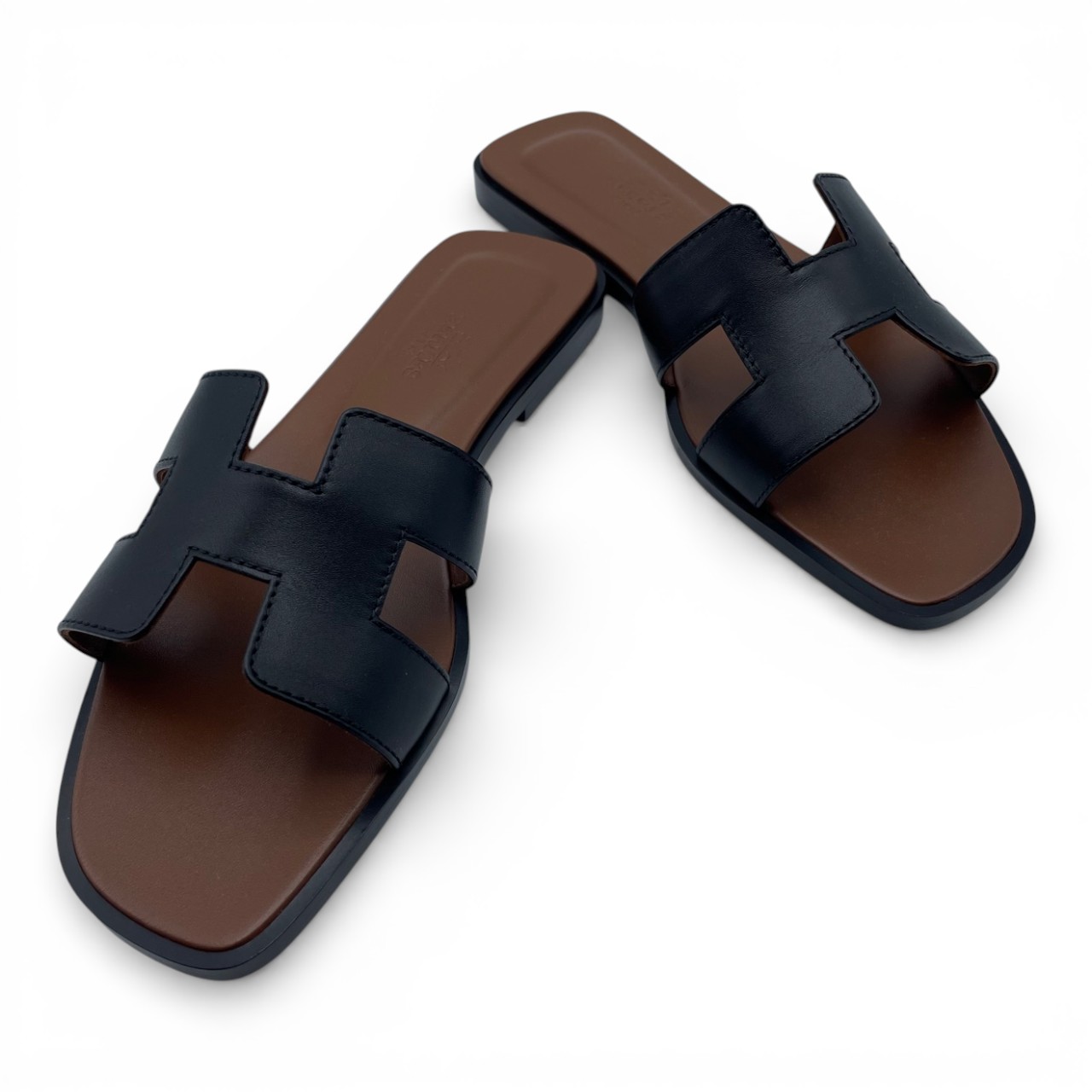 【新品未使用】エルメス HERMES オラン サンダル 38ノワール エルメス オラン サンダル 36 ノワール/ゴールド 23/23.5cm - ブランド