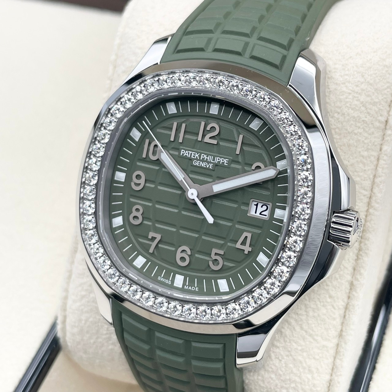 パテックフィリップ アクアノート ルーチェ 5267/200A-011 カーキグリーン 38.8mm