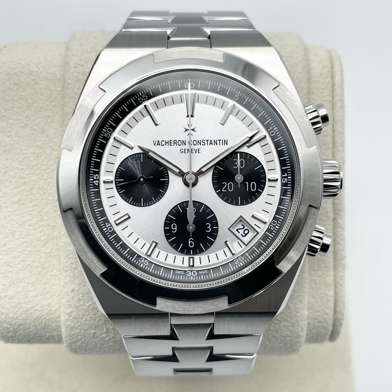 ヴァシュロンコンスタンタン オーヴァーシーズ・クロノグラフ 5520V/210A-B686 シルバートーンラッカー 42.5mm