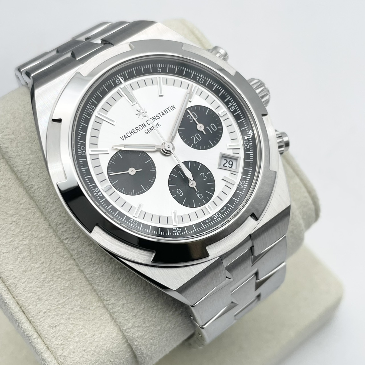 ヴァシュロンコンスタンタン オーヴァーシーズ・クロノグラフ 5520V/210A-B686 シルバートーンラッカー 42.5mm