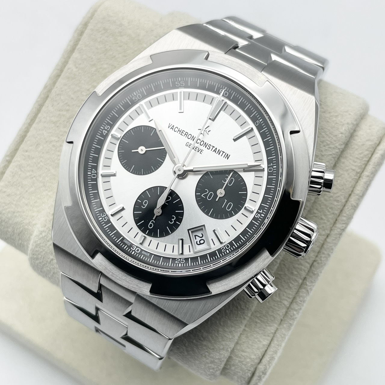 ヴァシュロンコンスタンタン オーヴァーシーズ・クロノグラフ 5520V/210A-B686 シルバートーンラッカー 42.5mm