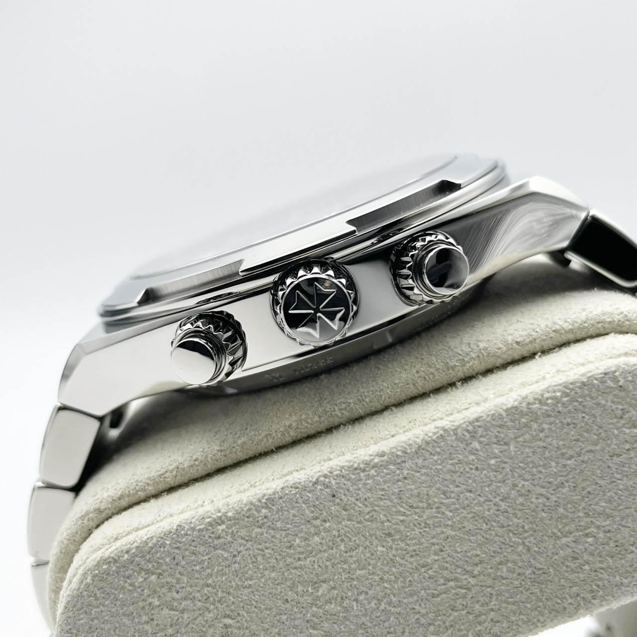 ヴァシュロンコンスタンタン オーヴァーシーズ・クロノグラフ 5520V/210A-B686 シルバートーンラッカー 42.5mm