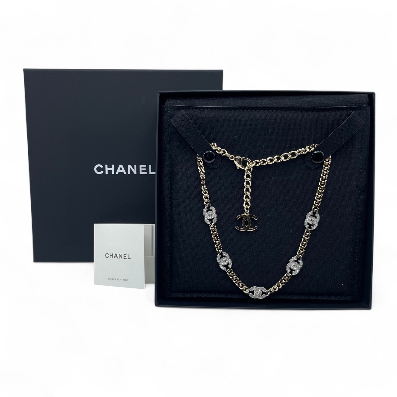 CHANEL チョーカー 金属と樹脂 ゴールド&ブラック シャネル チョーカー AB6444-B06011-NC835 メタル&ストラト