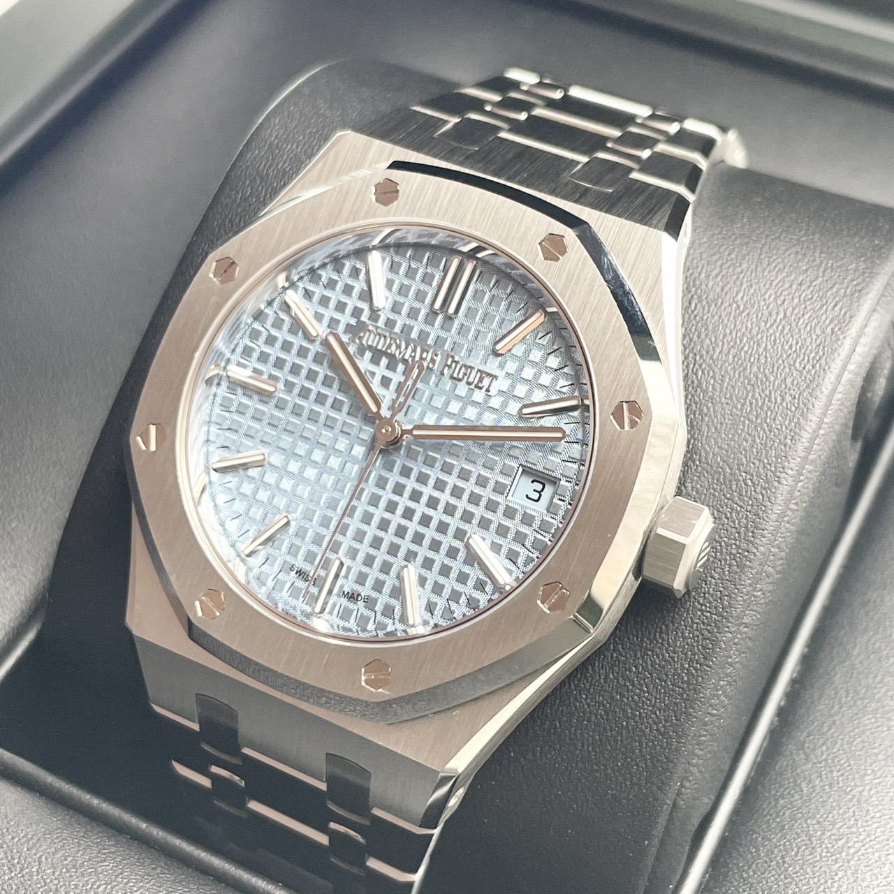 オーデマピゲ ロイヤルオーク 15550ST.OO.1356ST.08 ライトブルー 37mm