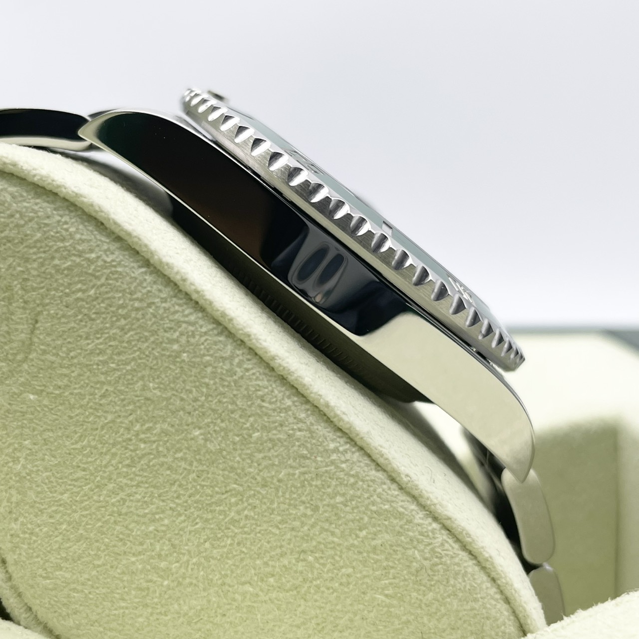 ロレックス サブマリーナーデイト 116610LV グリーン オイスターブレス 40mm