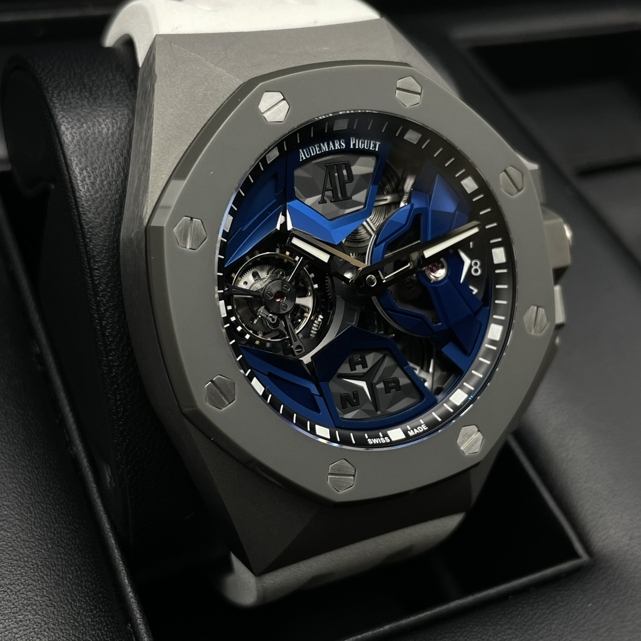 【唯一無二のデザイン】オーデマピゲ ロイヤルオーク コンセプト トゥールビヨン GMT 26589IO.OO.D030CA.01 ブルー チタン 44mm