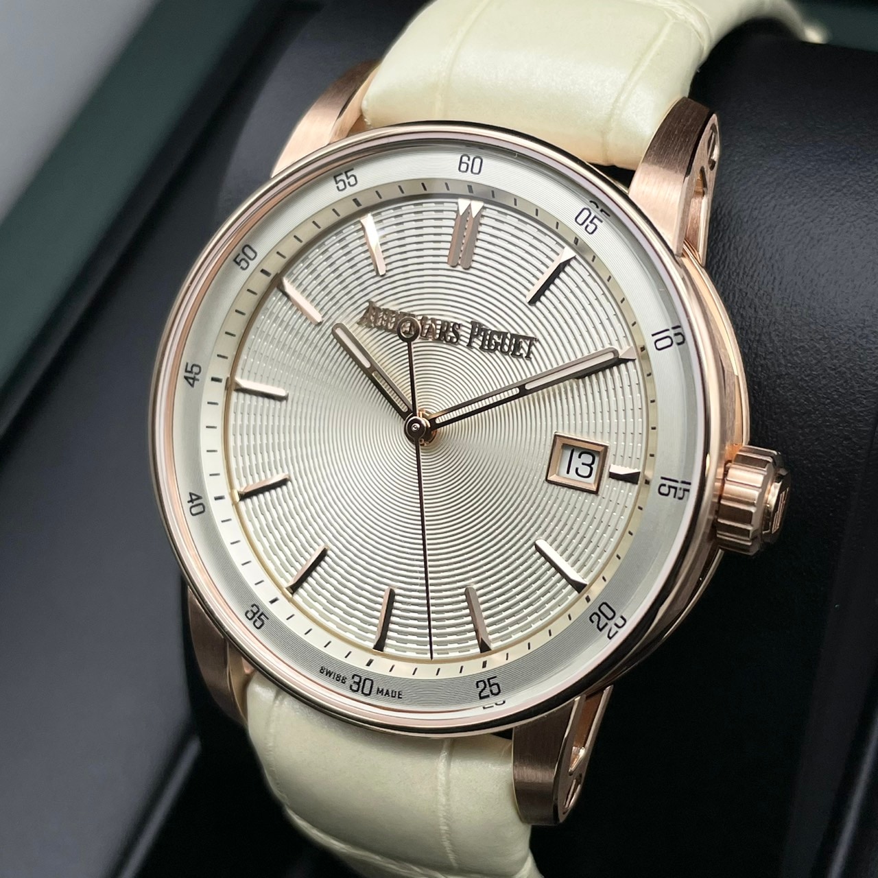 オーデマピゲ CODE 11.59 バイ オーデマピゲ 77410OR.OO.A825CR.01 ベージュ 38mm
