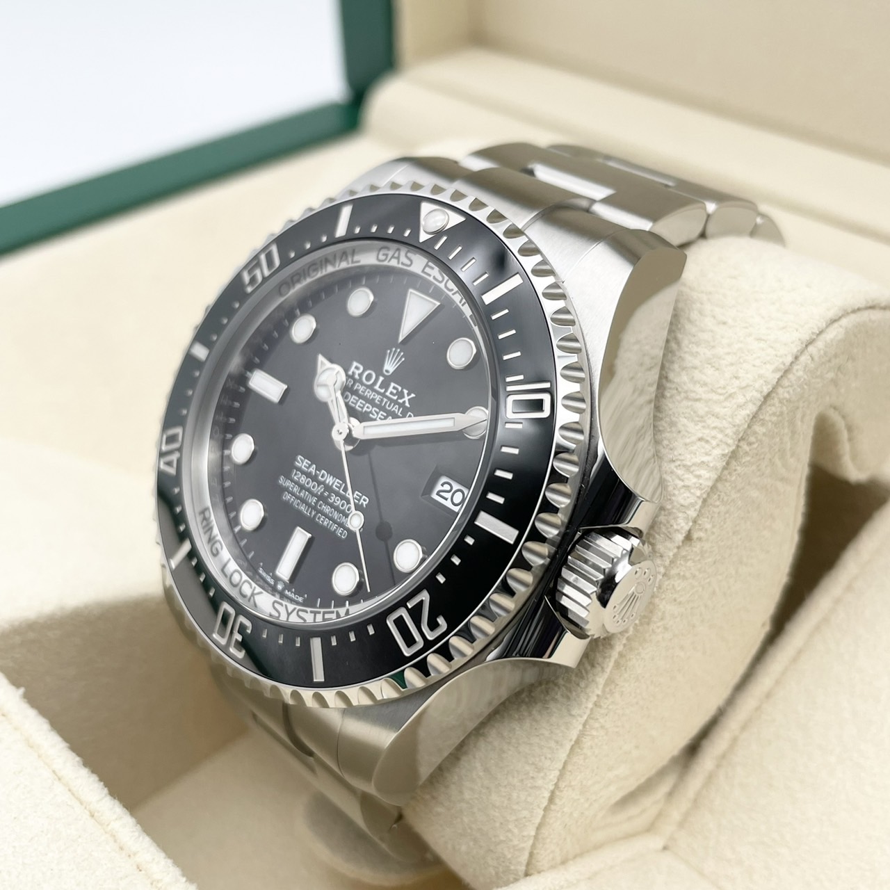 ロレックス シードゥエラーディープシー 136660 オイスターブレスレット ブラック 44mm