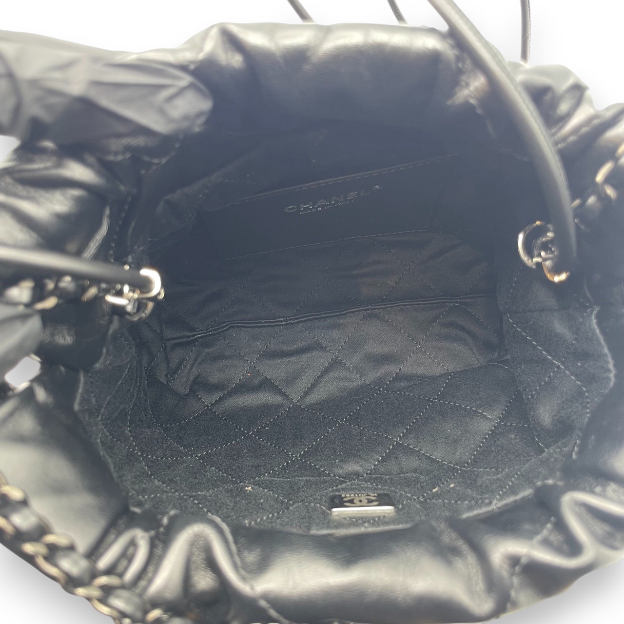 シャネル CHANEL22 ミニ ブラック シャイニーカーフスキン ブラック金具