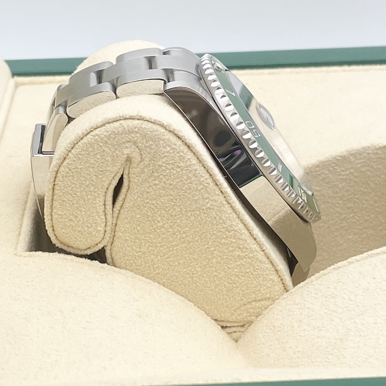 サブマリーナ デイト 126610LV オイスターブレスレット ブラック グリーン 41mm