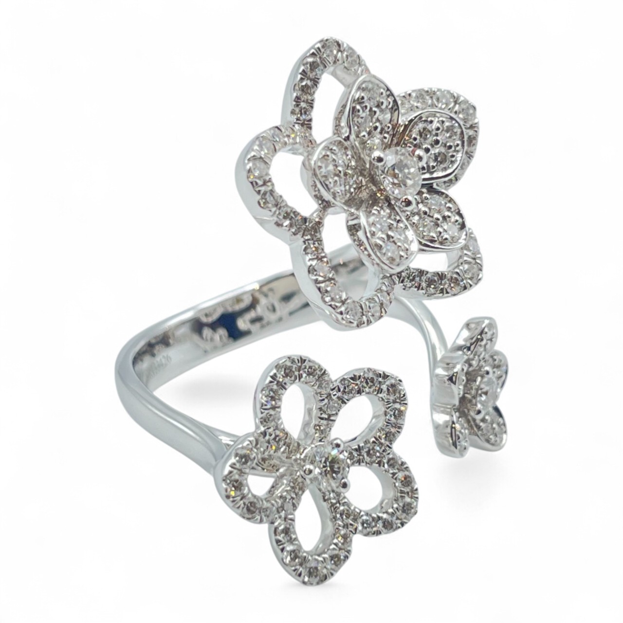 グラフ ワイルドフラワー トリプル ダイヤモンド リング RGR841 ホワイトゴールド 8号