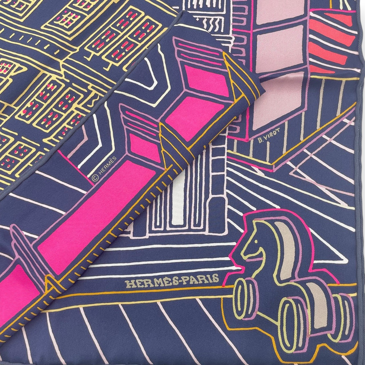 エルメス カレ 70 フォーブル・シティ カバン/ローズ・ヴィズ/ベージュ シルク100%