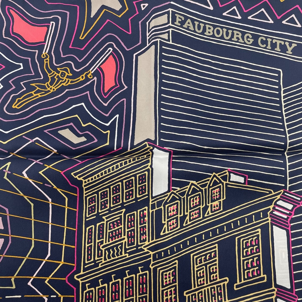 エルメス カレ 70 フォーブル・シティ カバン/ローズ・ヴィズ/ベージュ シルク100%