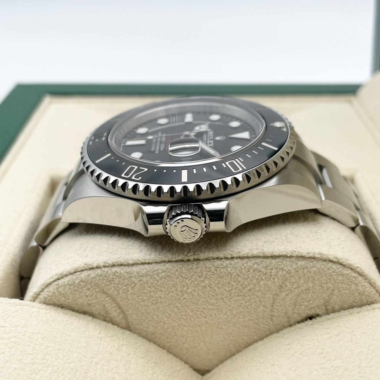 ロレックス シードゥエラー 126600 オイスターブレスレット ブラック 43mm