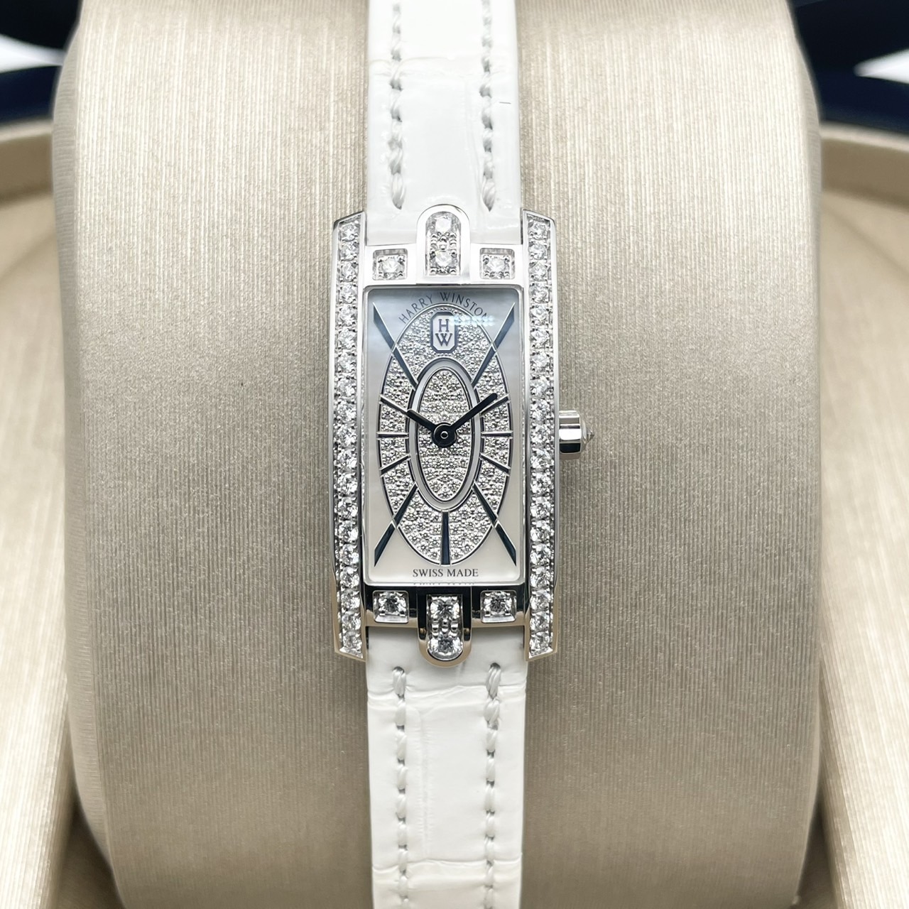 ハリーウィンストン アヴェニュー AVCQHM16WW052 ホワイト マザー・オブ・パール 15.6x32.3mm