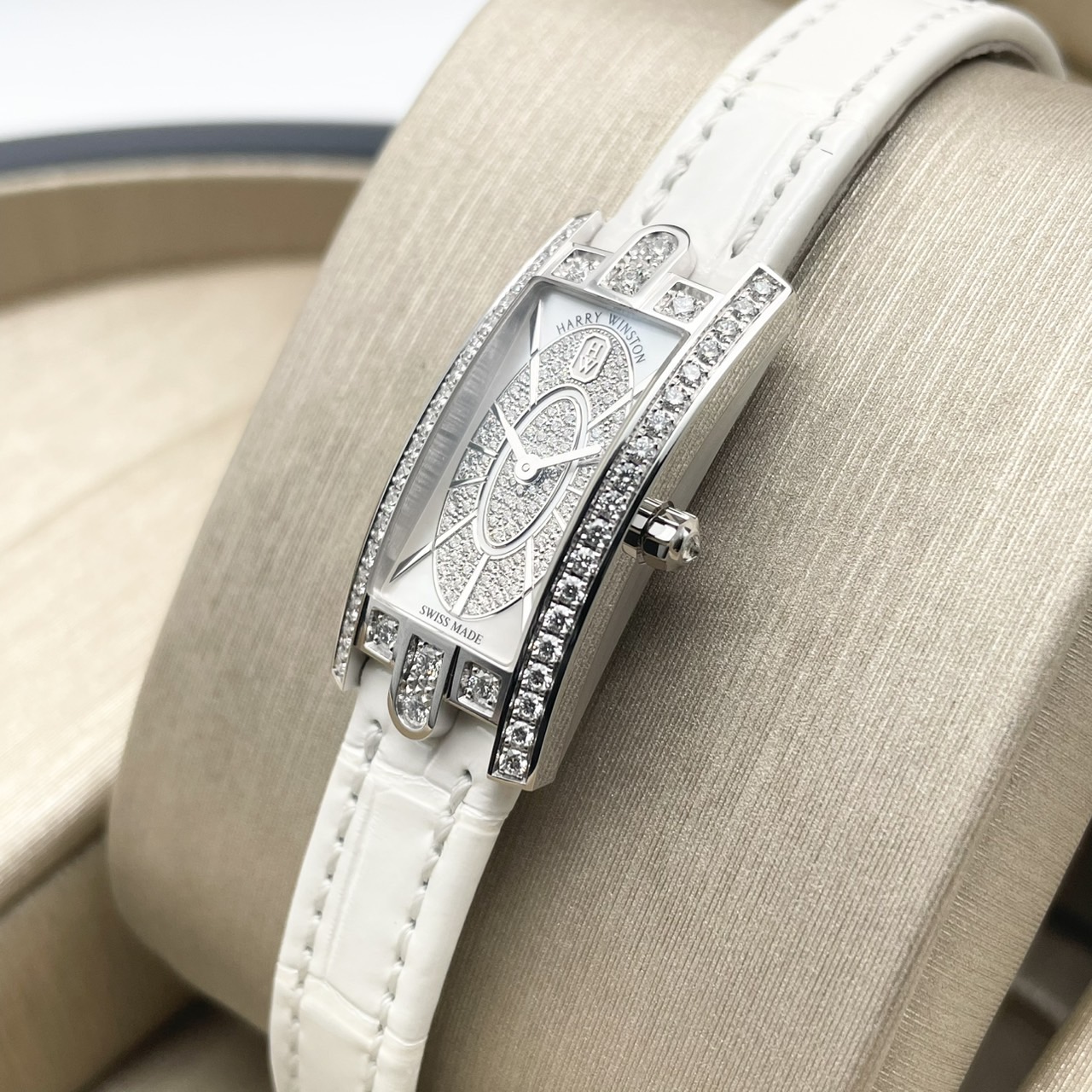 ハリーウィンストン アヴェニュー AVCQHM16WW052 ホワイト マザー・オブ・パール 15.6x32.3mm