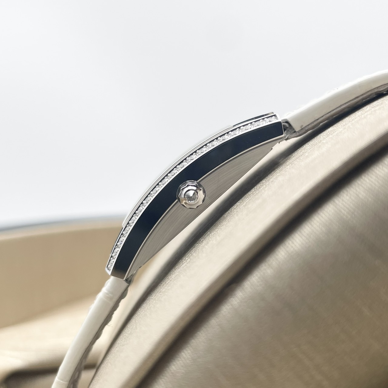 ハリーウィンストン アヴェニュー AVCQHM16WW052 ホワイト マザー・オブ・パール 15.6x32.3mm