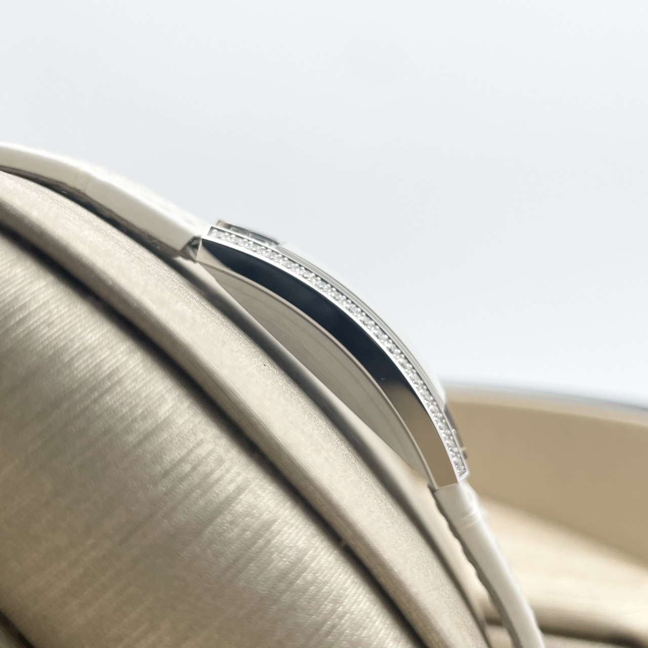 ハリーウィンストン アヴェニュー AVCQHM16WW052 ホワイト マザー・オブ・パール 15.6x32.3mm