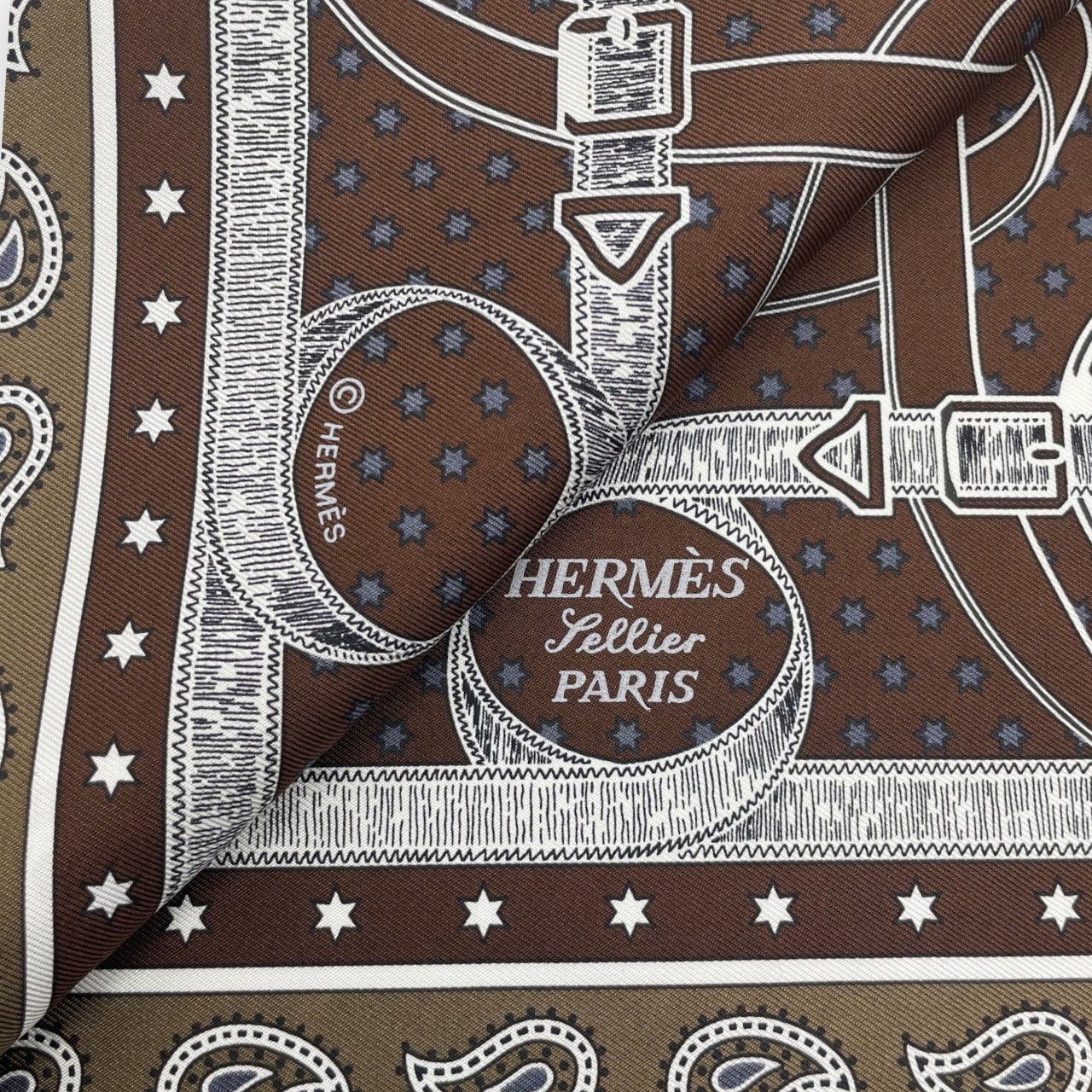 エルメス バンダナ エプロン・ドール エトゥープ/ショコラ/ホワイト シルク100%