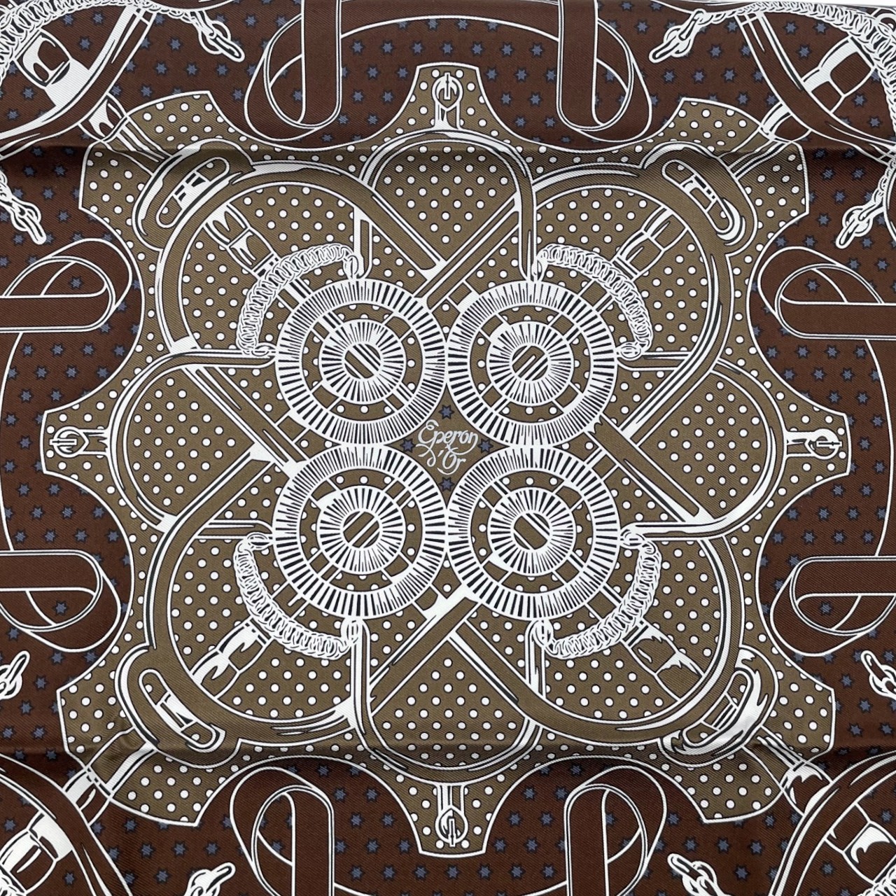 エルメス バンダナ エプロン・ドール エトゥープ/ショコラ/ホワイト シルク100%