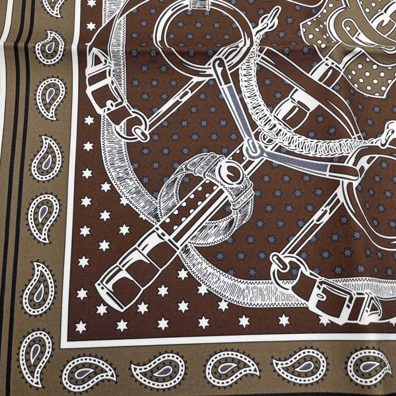 エルメス バンダナ エプロン・ドール エトゥープ/ショコラ/ホワイト シルク100%