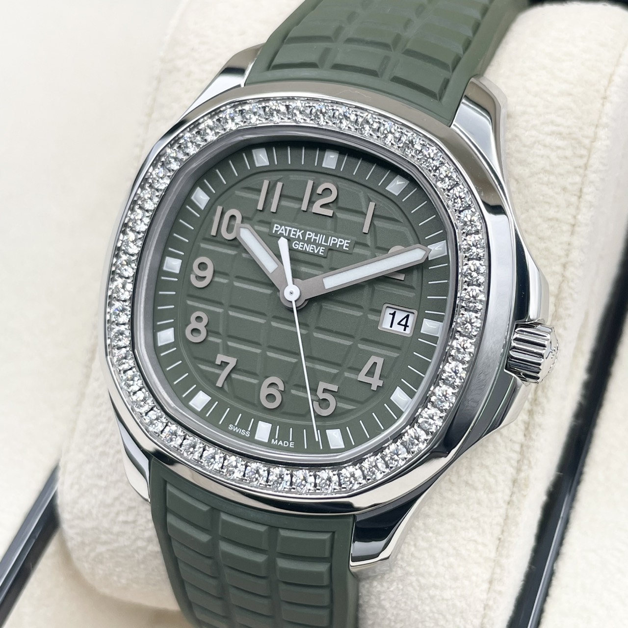 パテックフィリップ アクアノート ルーチェ 5267/200A-011 カーキグリーン 38.8mm