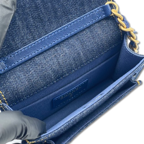 CHANEL ブルー　デニム　シャネル　ショルダーバッグ　ゴールドチェーン CHANEL シャネル チェーンショルダー ココマーク ゴールド金具