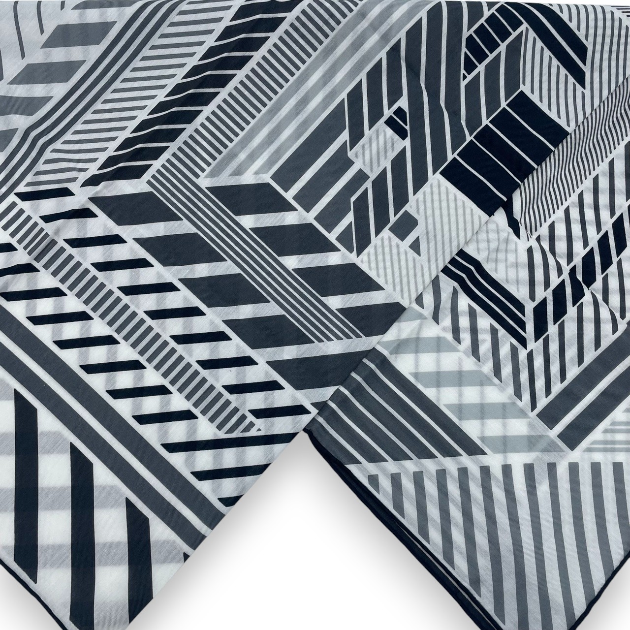 エルメス カレ 65 Hパーペチュアル ブラン/グレー/ノワール コットン/シルク