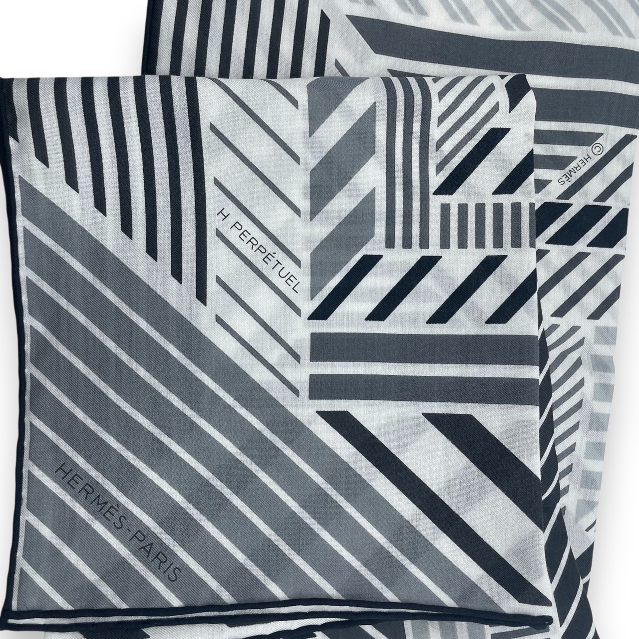 エルメス カレ 65 Hパーペチュアル ブラン/グレー/ノワール コットン/シルク