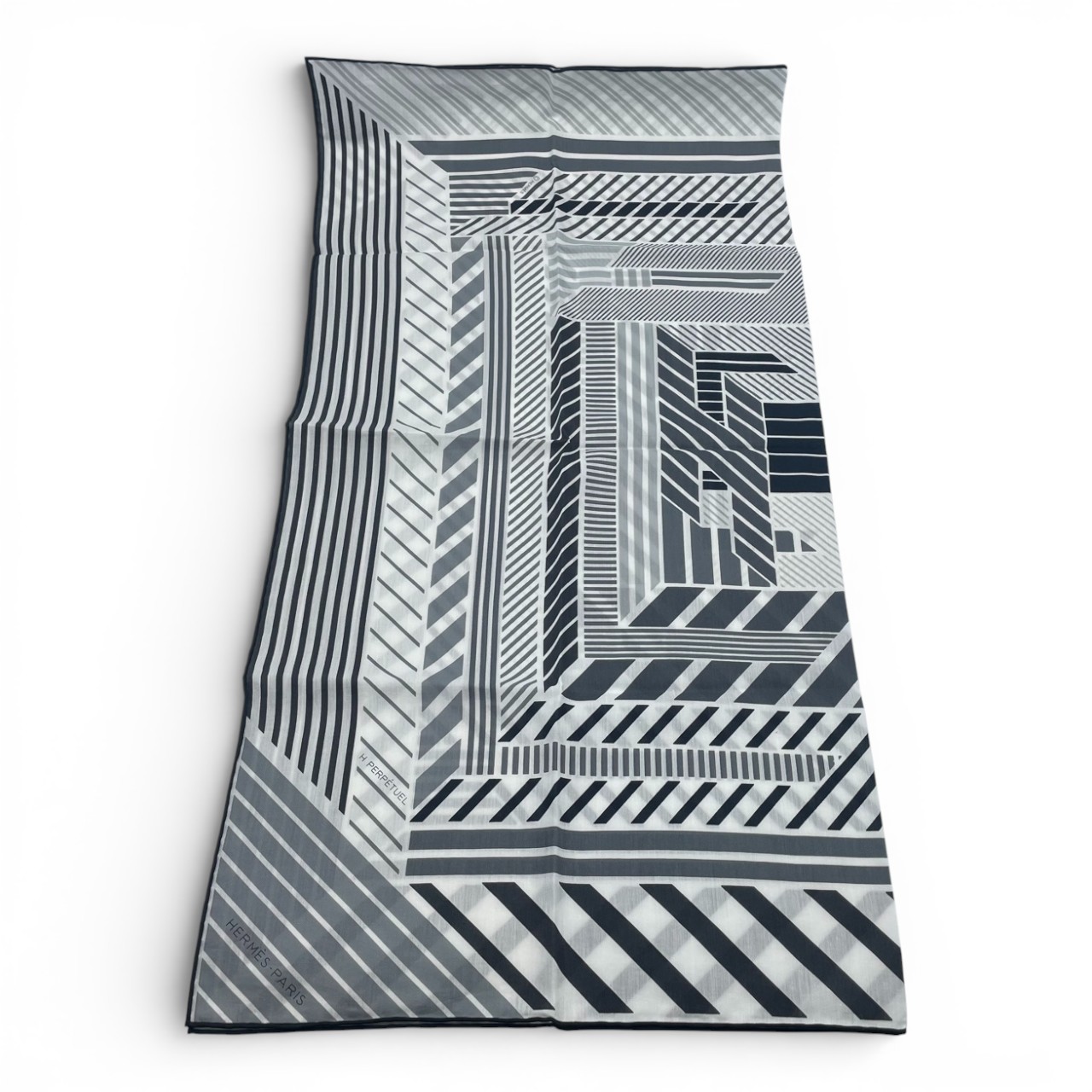 エルメス カレ 65 Hパーペチュアル ブラン/グレー/ノワール コットン/シルク